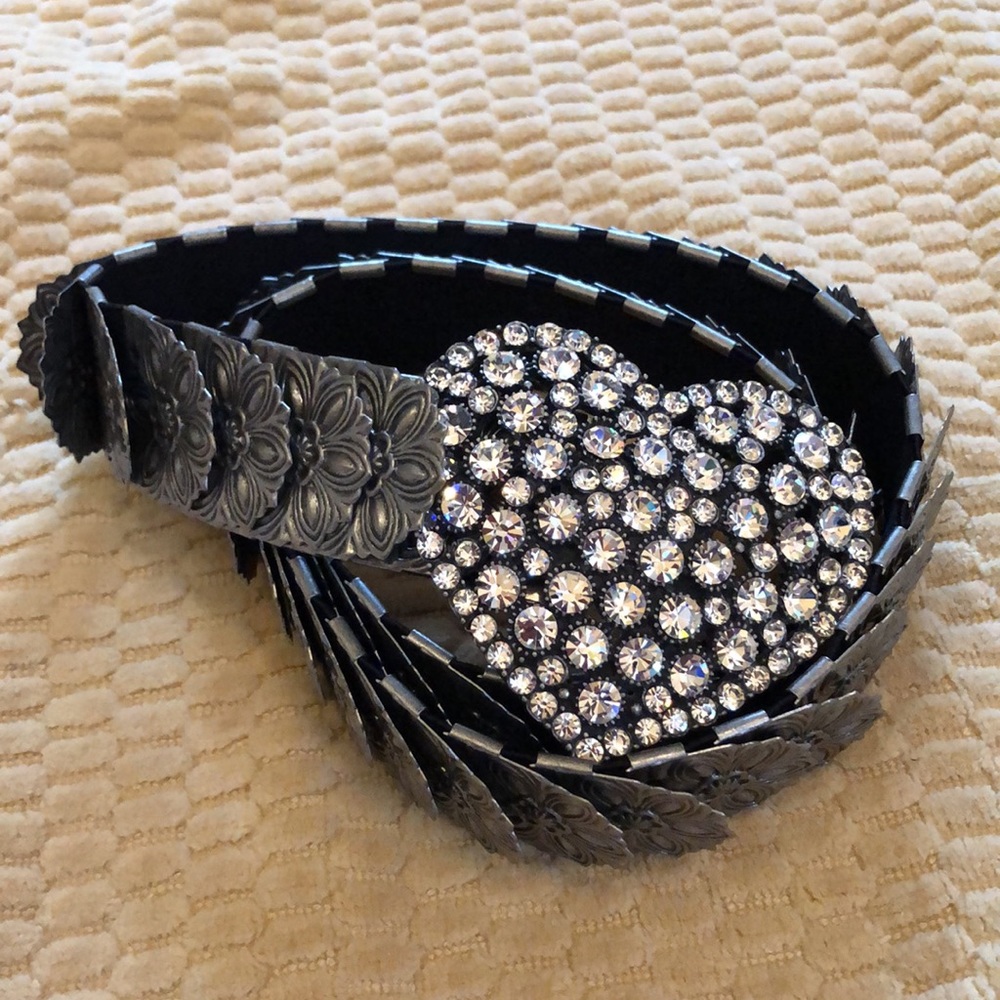 ♥️ Crystal embellished buckle on lightweight metal floral designed waist belt